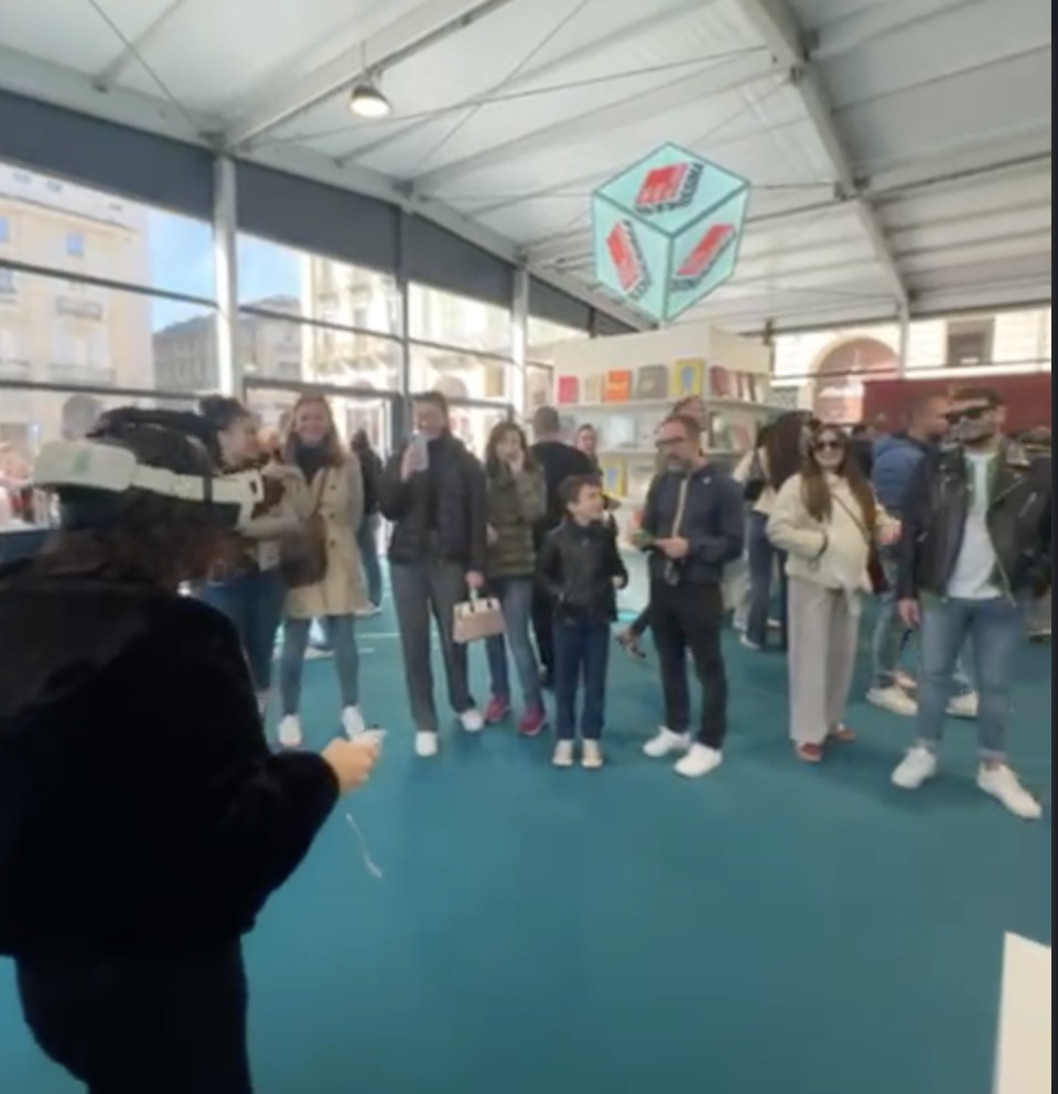 Pubblico che osserva VR